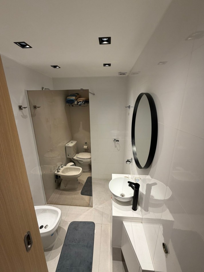 Departamento de tres ambientes al contrafrente con balcon saliente y vista abierta, cochera y terraza propia. Tres años antiguedad