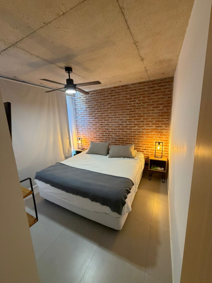 Departamento de tres ambientes al contrafrente con balcon saliente y vista abierta, cochera y terraza propia. Tres años antiguedad