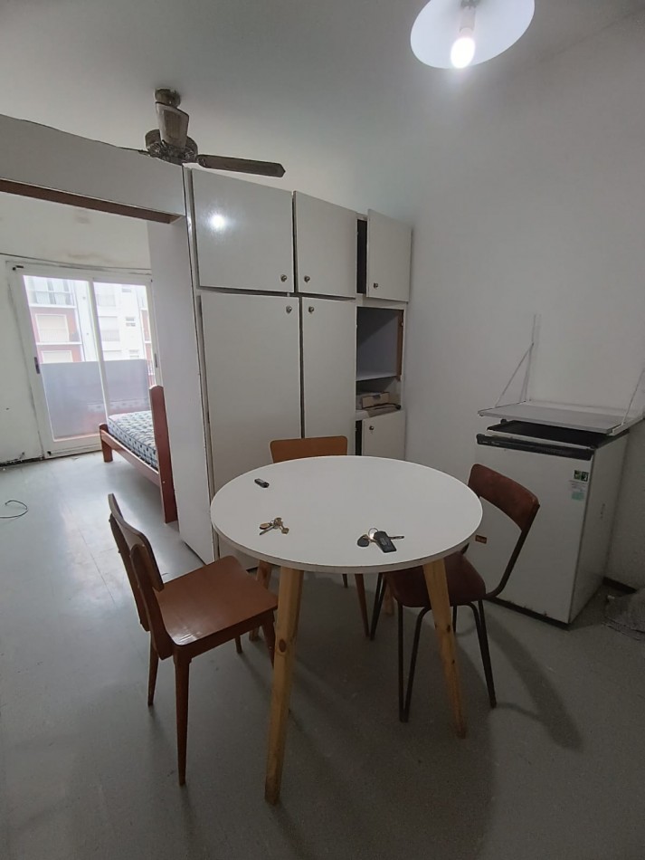 ALQUILER 24 MESES!!! DEPARTAMENTO UN AMBIENTE A LA CALLE CON BALCON SALIENTE. ELECTRICO. PLAZA MITRE