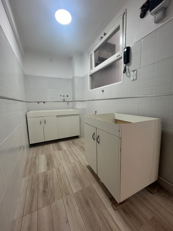 Departamento dos ambientes invertido con balcon saliente, Reciclado. Zona: Aldrey