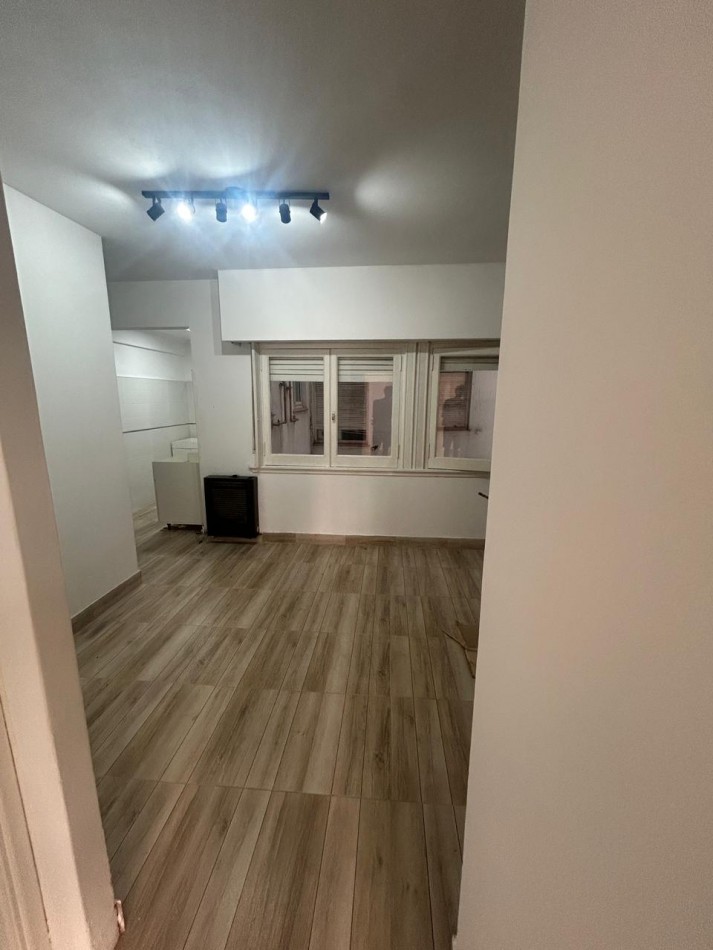 Departamento dos ambientes invertido con balcon saliente, Reciclado. Zona: Aldrey