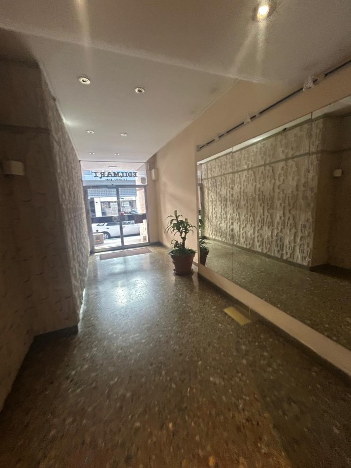 Departamento dos ambientes invertido con balcon saliente, Reciclado. Zona: Aldrey