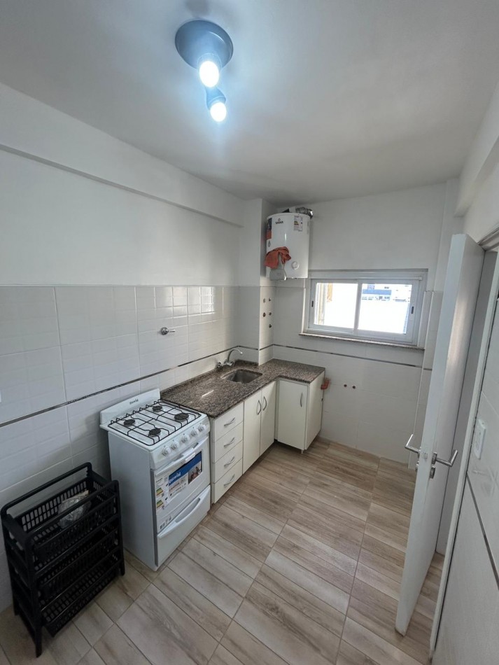 Departamento de tres ambientes luminoso. Reciclado. Zona: Chauvin