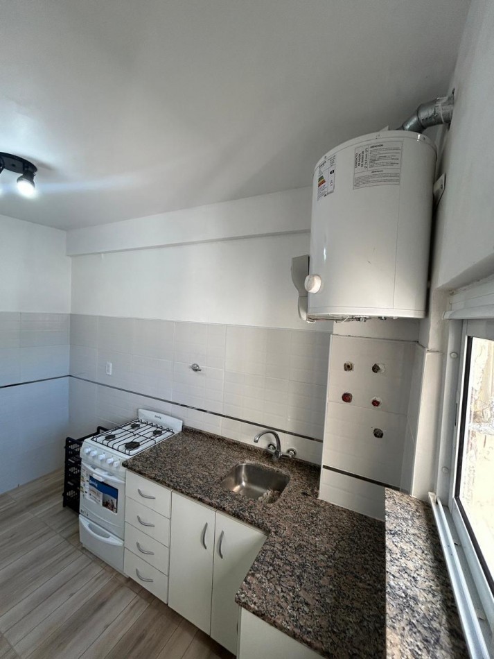 Departamento de tres ambientes luminoso. Reciclado. Zona: Chauvin