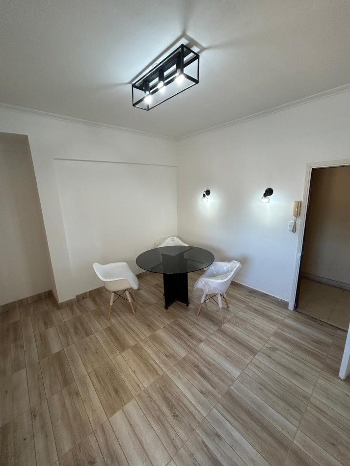 Departamento de tres ambientes luminoso. Reciclado. Zona: Chauvin