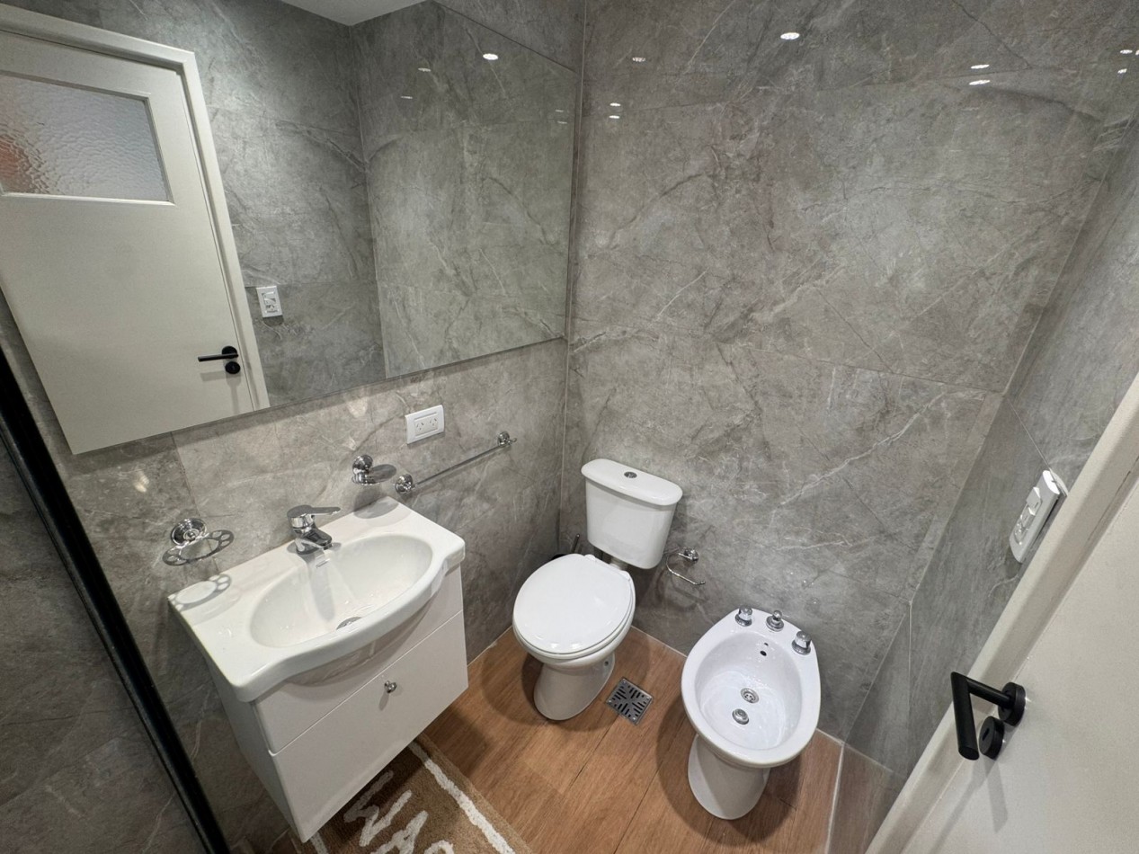 Departamento una mabiente a la calle. Reciclado y amoblado. Zona: Aldrey