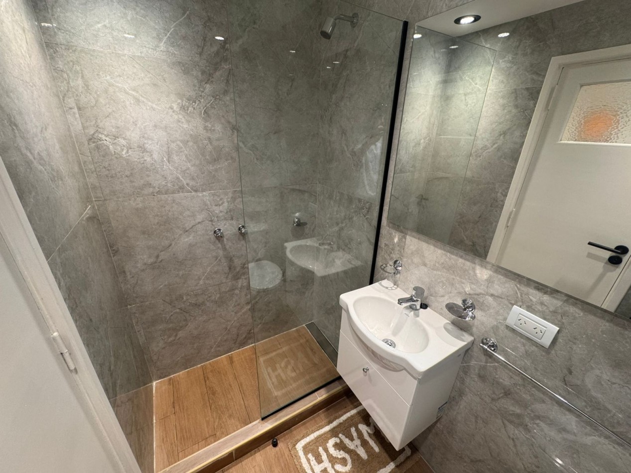 Departamento una mabiente a la calle. Reciclado y amoblado. Zona: Aldrey