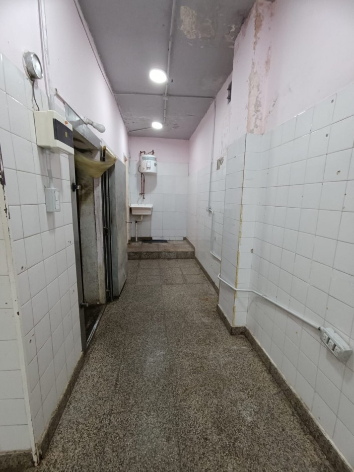 ALQUILER LOCAL COMERCIAL CON CAMARA FRIGORIFICA SOBRE AVENIDA. IDEAL VARIOS RUBROS. MUNDIALISTA