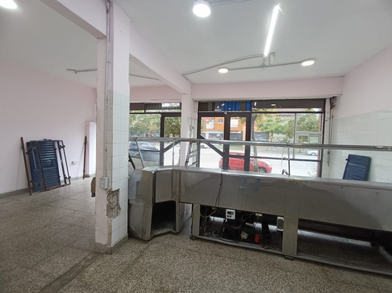 ALQUILER LOCAL COMERCIAL CON CAMARA FRIGORIFICA SOBRE AVENIDA. IDEAL VARIOS RUBROS. MUNDIALISTA
