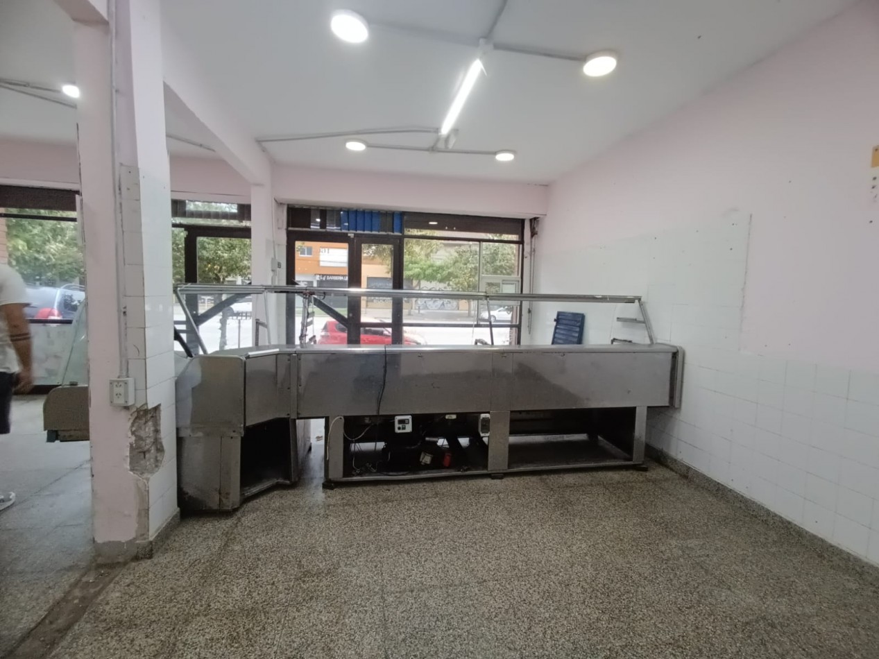 ALQUILER LOCAL COMERCIAL CON CAMARA FRIGORIFICA SOBRE AVENIDA. IDEAL VARIOS RUBROS. MUNDIALISTA