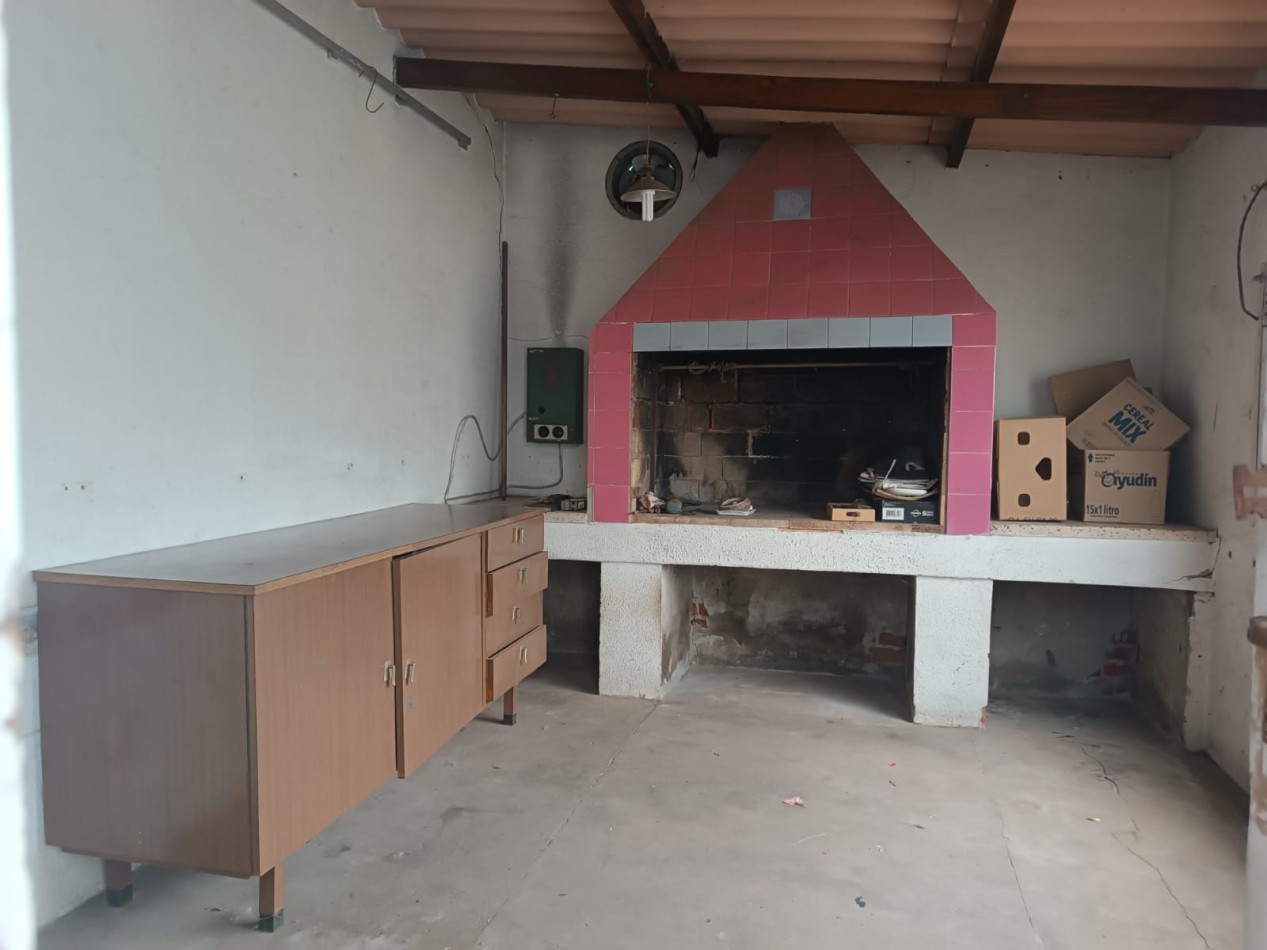 Chalet en lote propio de tres ambientes + dpto. dos ambientes. Estado original. Las avenidas