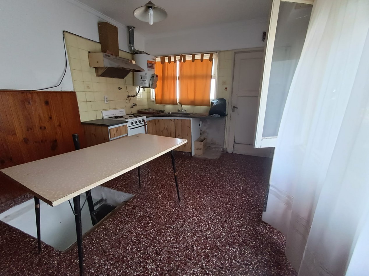 Chalet en lote propio de tres ambientes + dpto. dos ambientes. Estado original. Las avenidas
