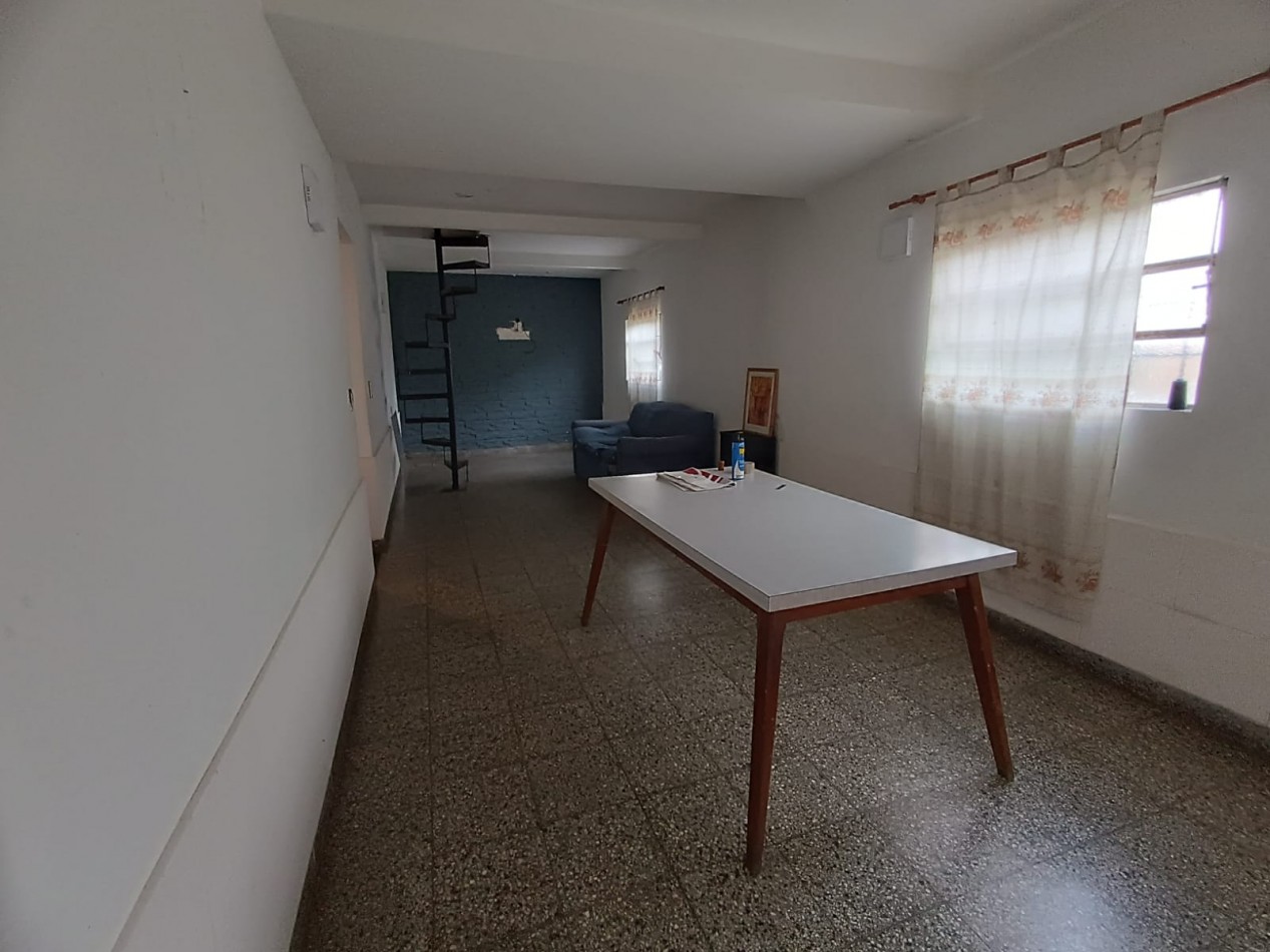 Chalet en lote propio de tres ambientes + dpto. dos ambientes. Estado original. Las avenidas