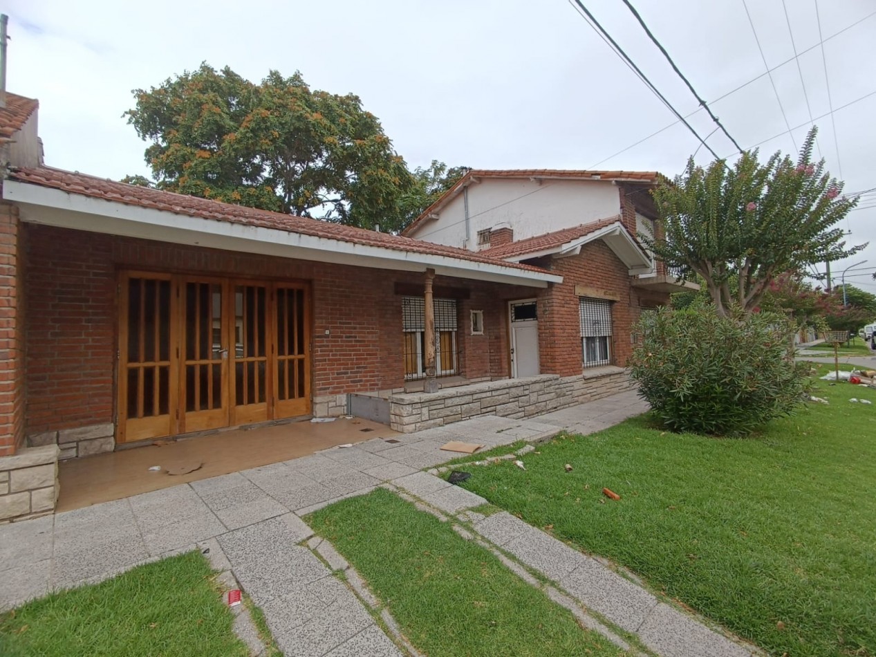 Chalet en lote propio de tres ambientes + dpto. dos ambientes. Estado original. Las avenidas