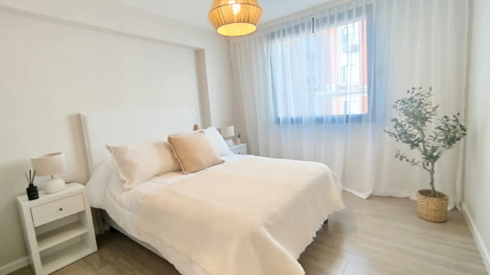 Departamento dos ambientes a Estrenar! a la calle con balcon saliente. Amoblado. Zona:  Plaza Colon