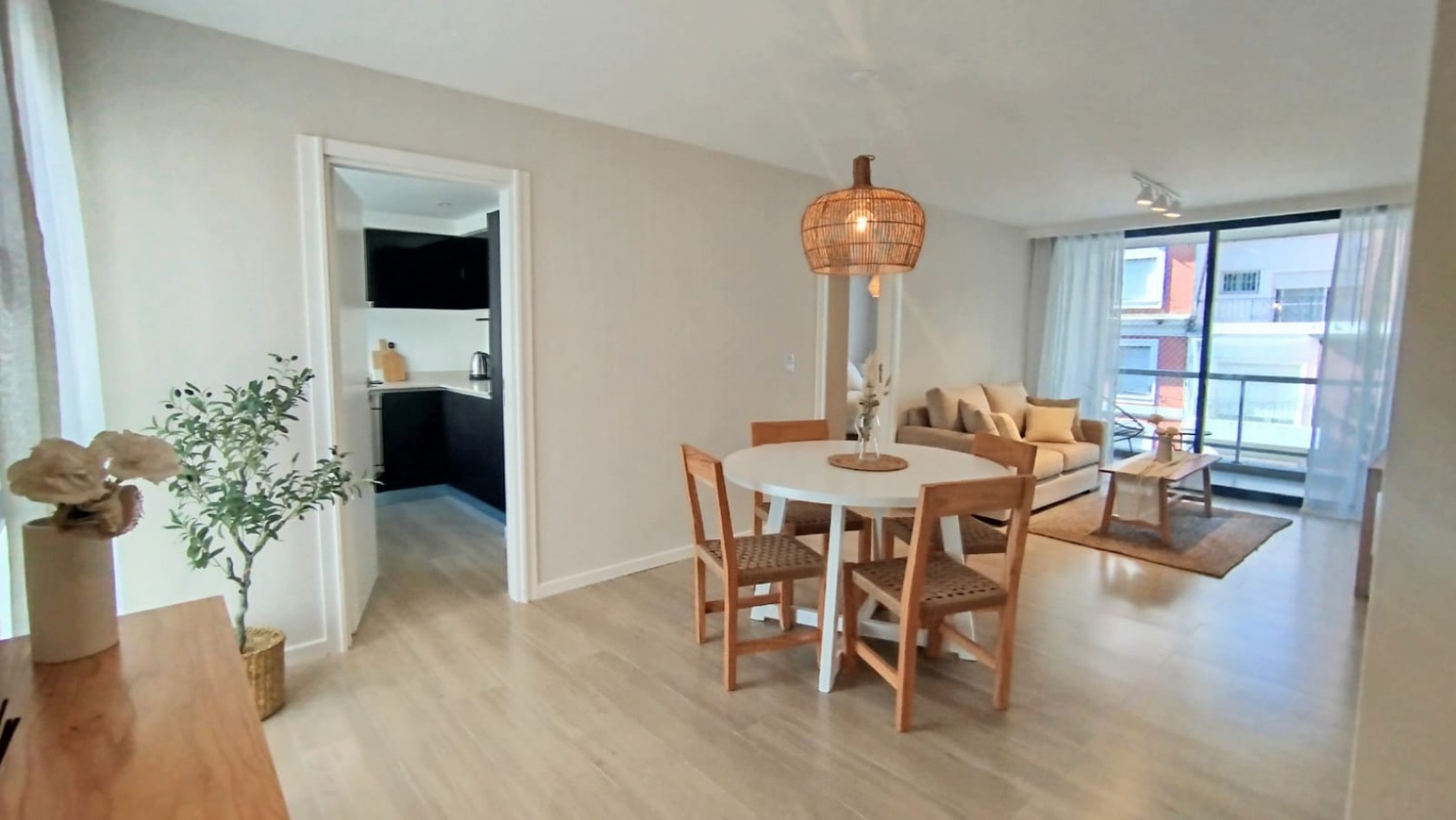 Departamento dos ambientes a Estrenar! a la calle con balcon saliente. Amoblado. Zona:  Plaza Colon