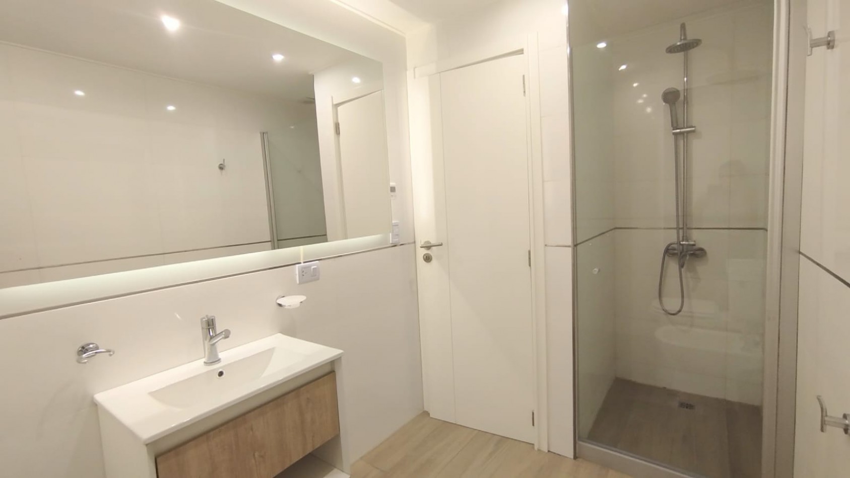 Departamento dos ambientes a Estrenar! a la calle con balcon saliente. Amoblado. Zona:  Plaza Colon