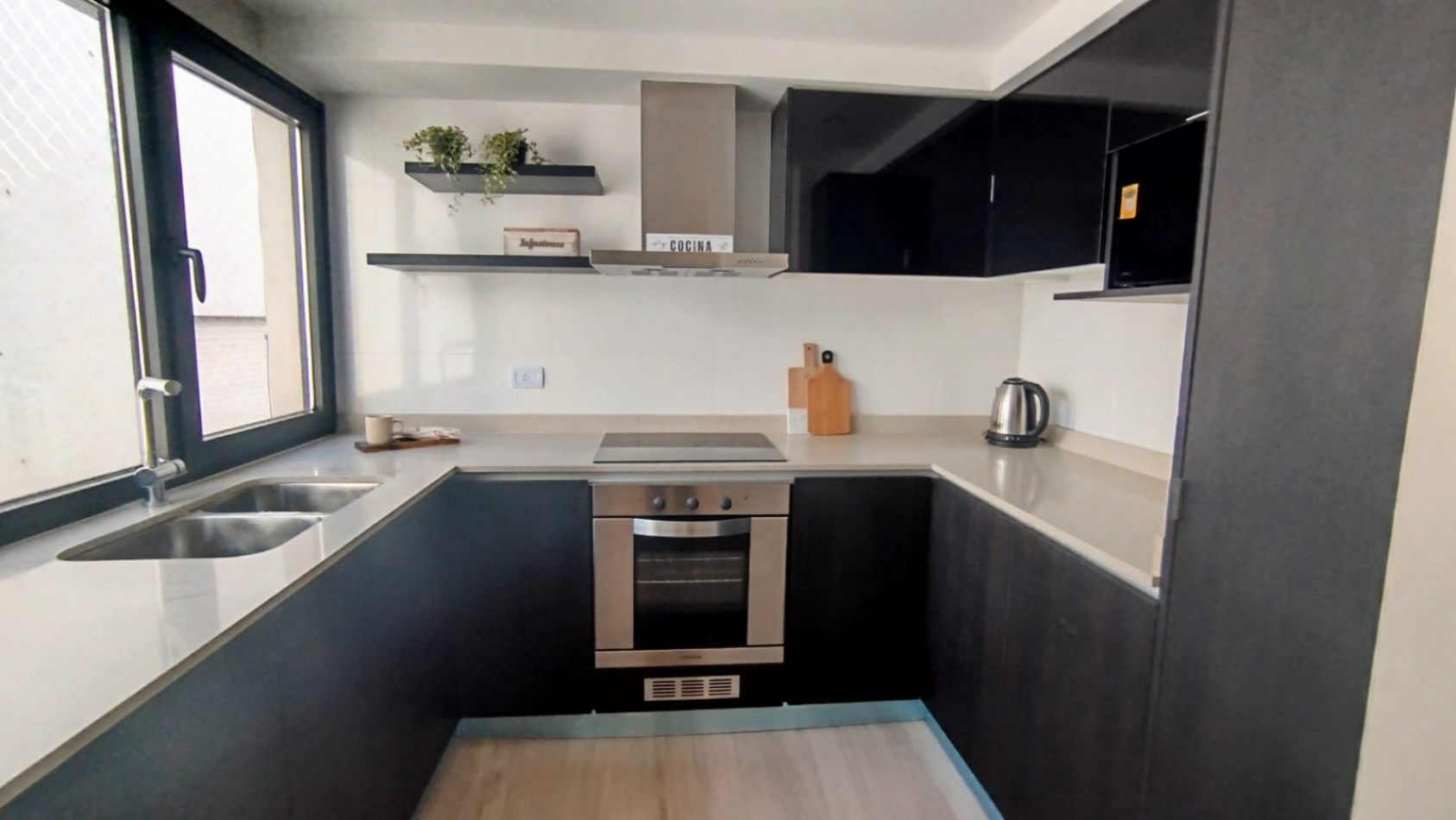 Departamento dos ambientes a Estrenar! a la calle con balcon saliente. Amoblado. Zona:  Plaza Colon