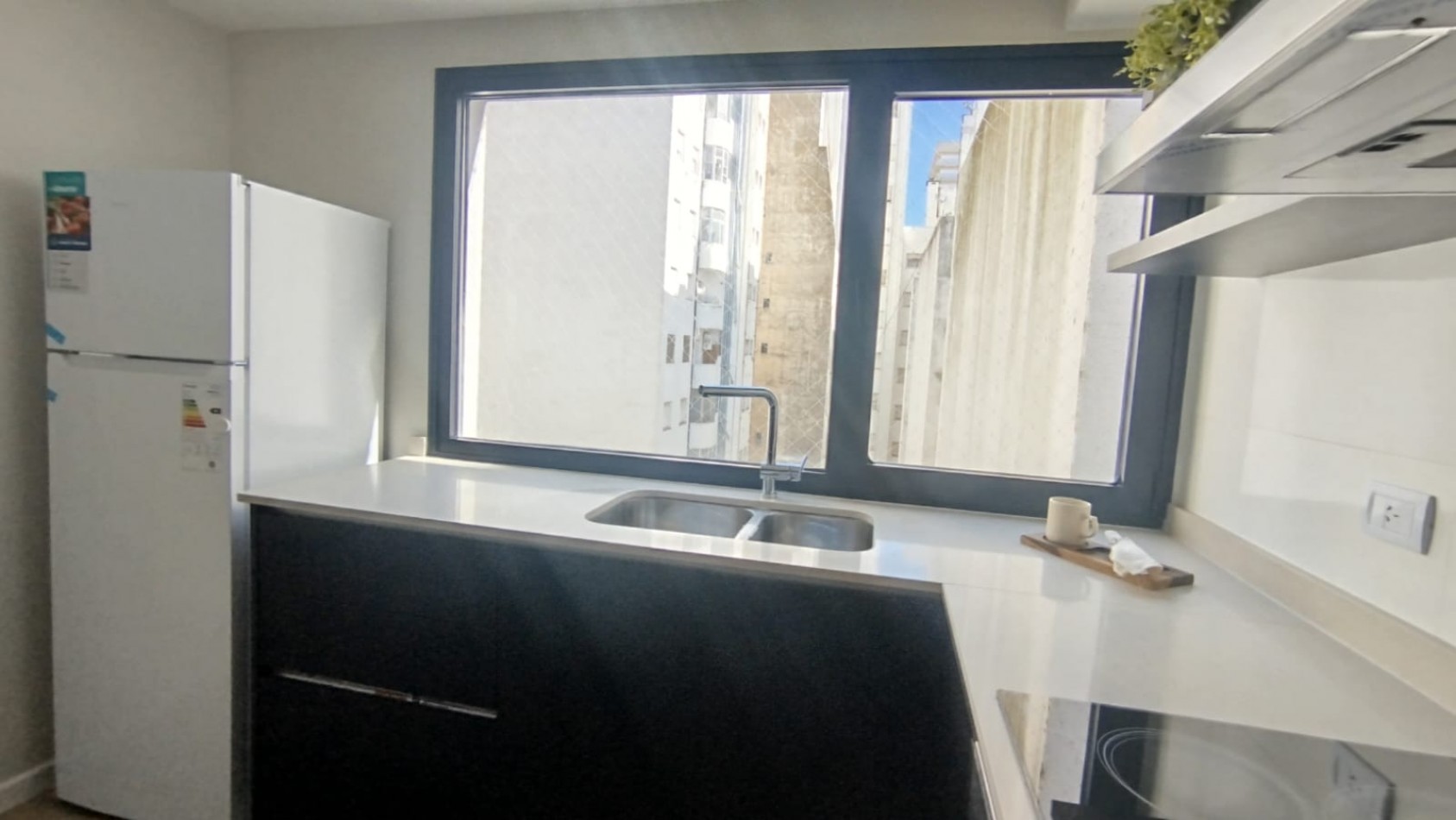 Departamento dos ambientes a Estrenar! a la calle con balcon saliente. Amoblado. Zona:  Plaza Colon