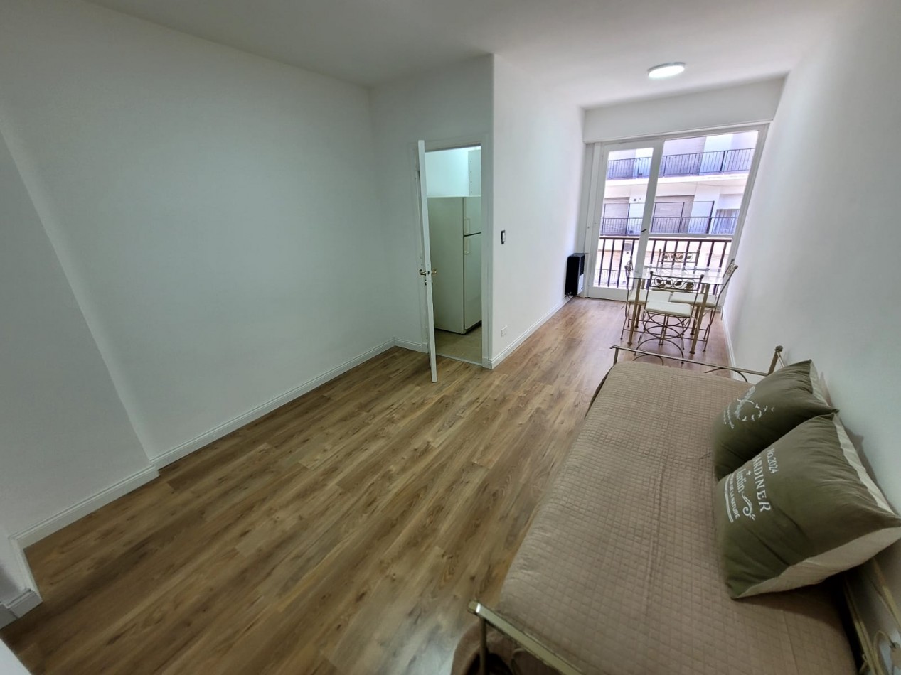 Departamento un ambiente a la calle con balcon saliente. Reciclado y amoblado. Zona: Plaza Colon