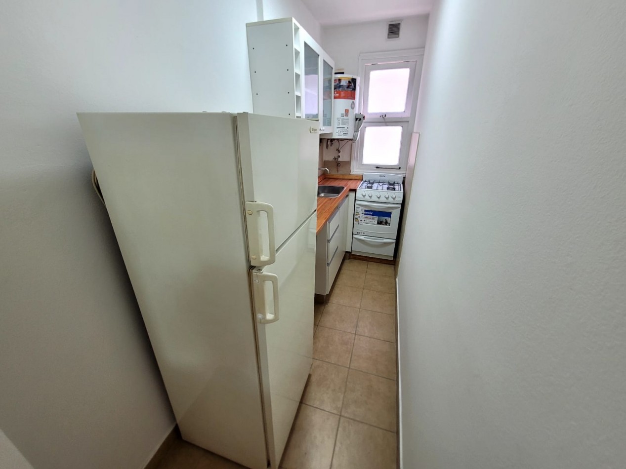 Departamento un ambiente a la calle con balcon saliente. Reciclado y amoblado. Zona: Plaza Colon