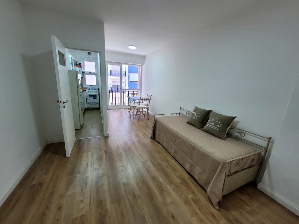 Departamento un ambiente a la calle con balcon saliente. Reciclado y amoblado. Zona: Plaza Colon