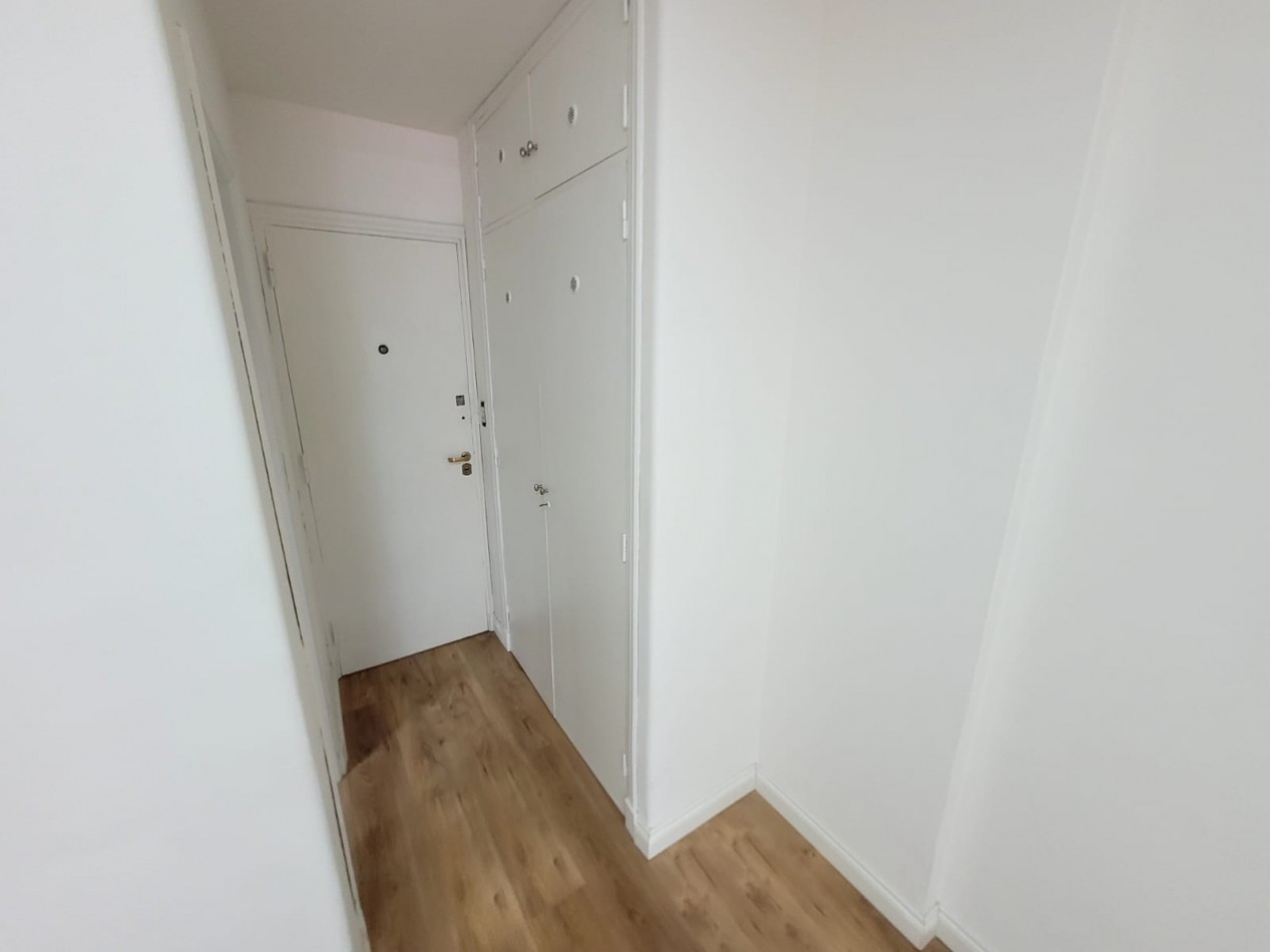 Departamento un ambiente a la calle con balcon saliente. Reciclado y amoblado. Zona: Plaza Colon