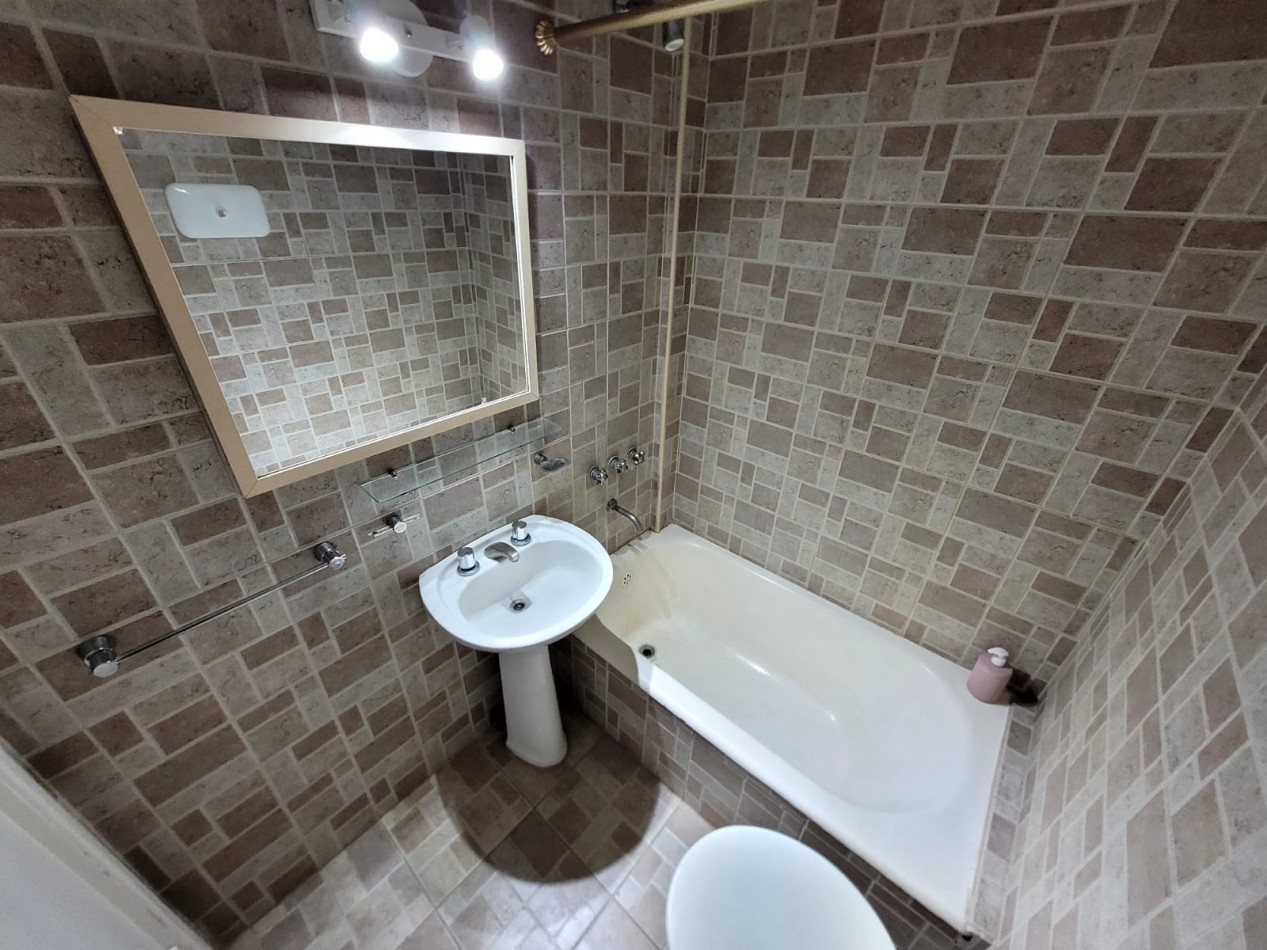 Departamento un ambiente a la calle con balcon saliente. Reciclado y amoblado. Zona: Plaza Colon