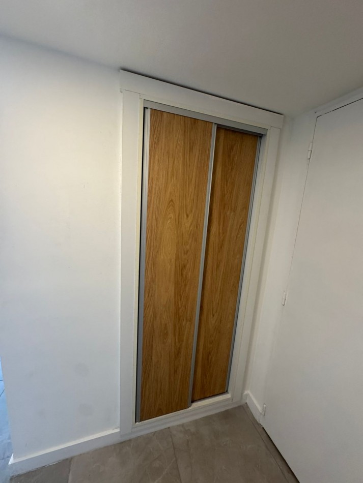 Departamento tres ambientes a la calle con balcon saliente. Reciclado y amoblado. Zona Macrocentro