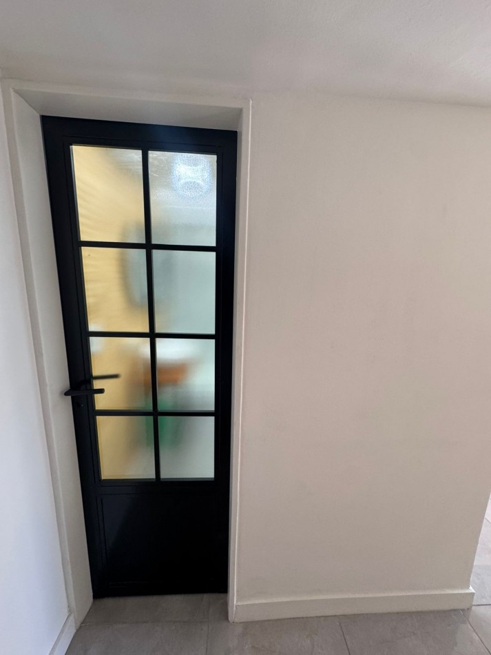 Departamento tres ambientes a la calle con balcon saliente. Reciclado y amoblado. Zona Macrocentro