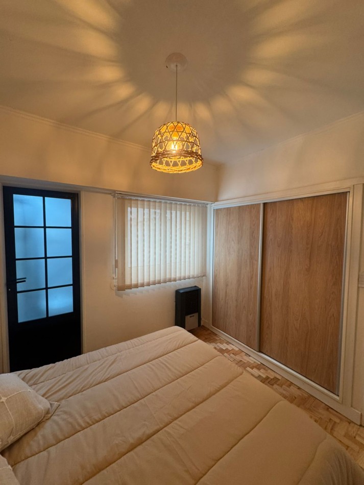 Departamento tres ambientes a la calle con balcon saliente. Reciclado y amoblado. Zona Macrocentro