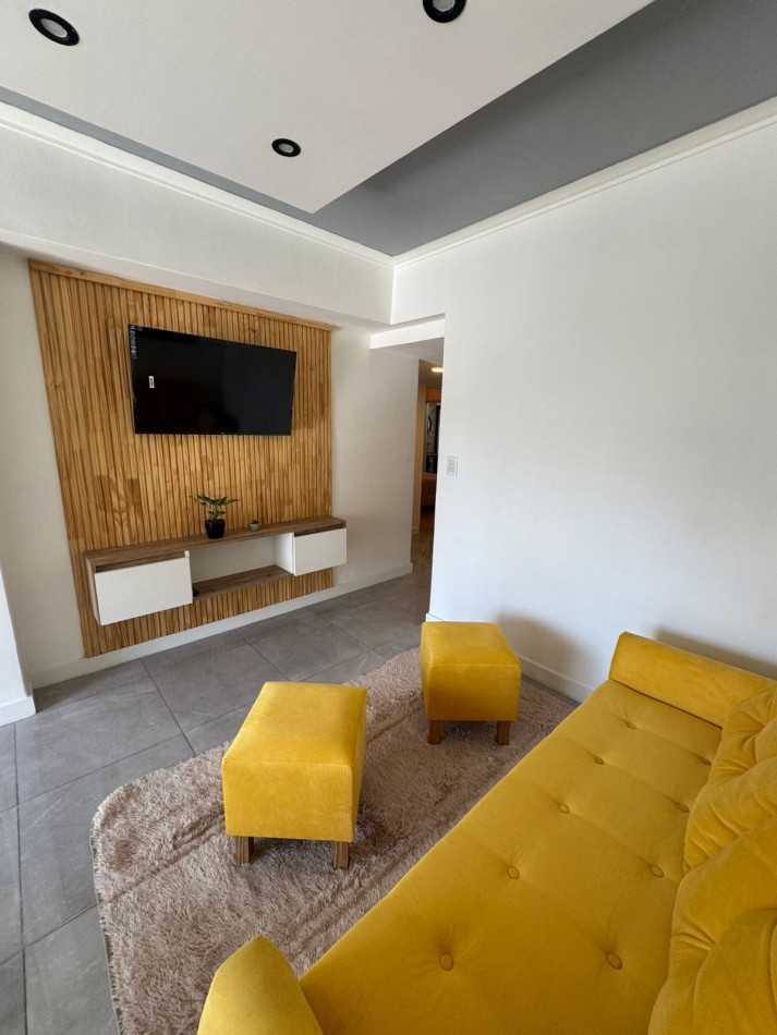 Departamento tres ambientes a la calle con balcon saliente. Reciclado y amoblado. Zona Macrocentro