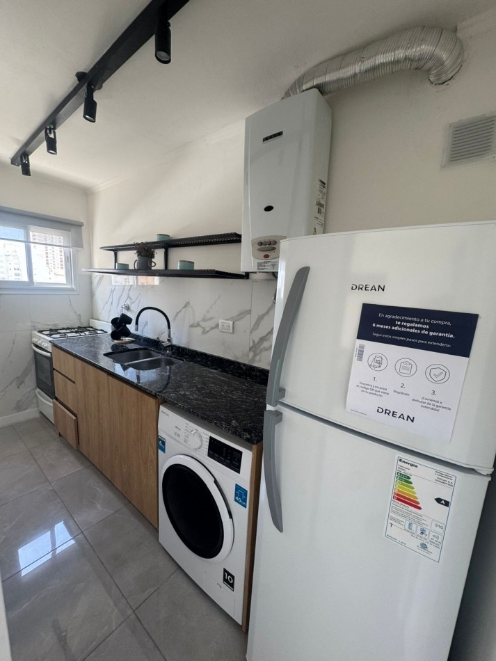 Departamento tres ambientes a la calle con balcon saliente. Reciclado y amoblado. Zona Macrocentro