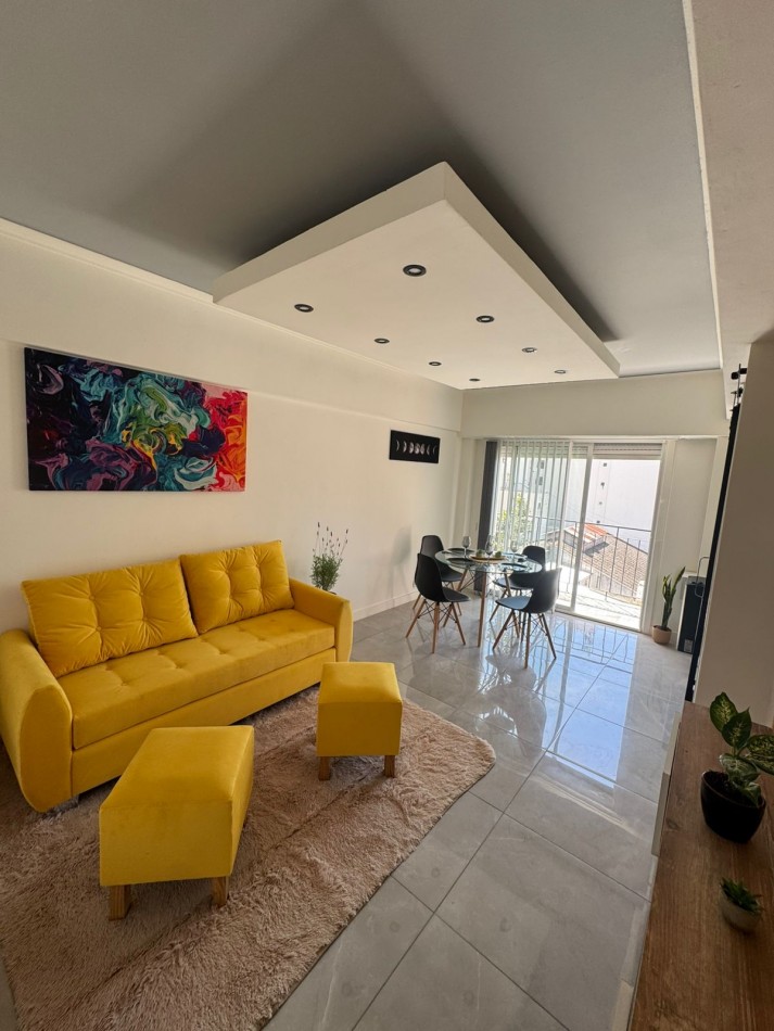 Departamento tres ambientes a la calle con balcon saliente. Reciclado y amoblado. Zona Macrocentro