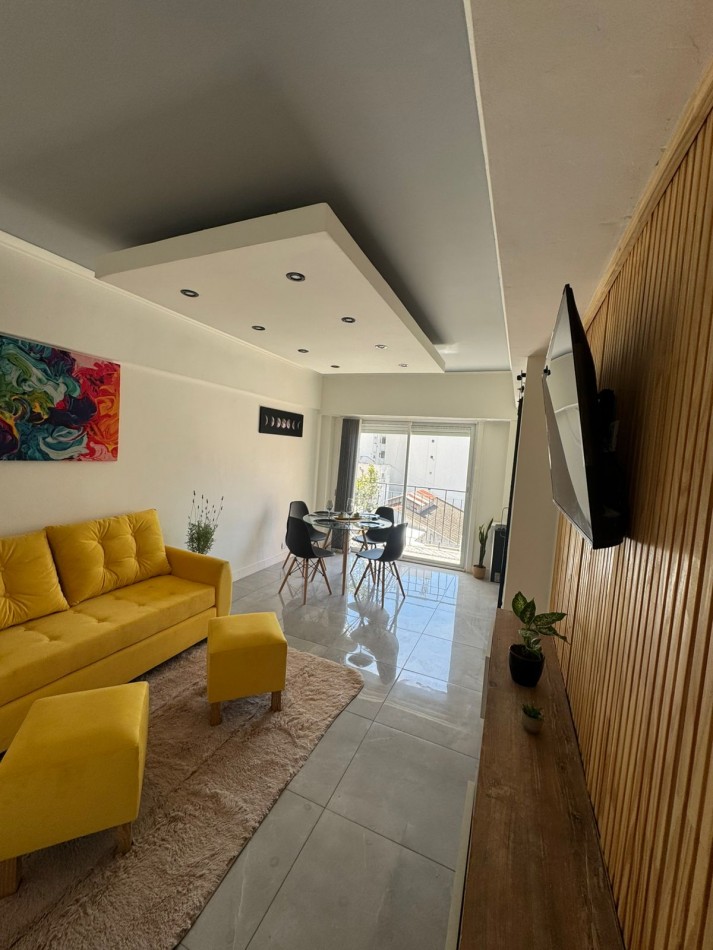 Departamento tres ambientes a la calle con balcon saliente. Reciclado y amoblado. Zona Macrocentro