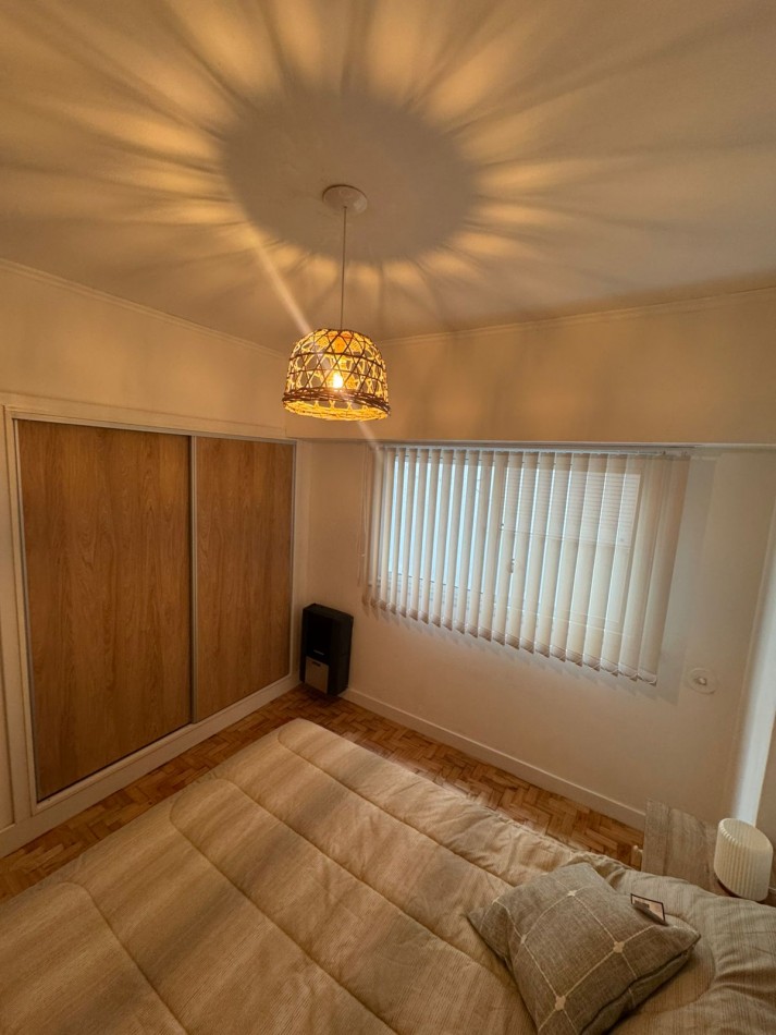 Departamento tres ambientes a la calle con balcon saliente. Reciclado y amoblado. Zona Macrocentro