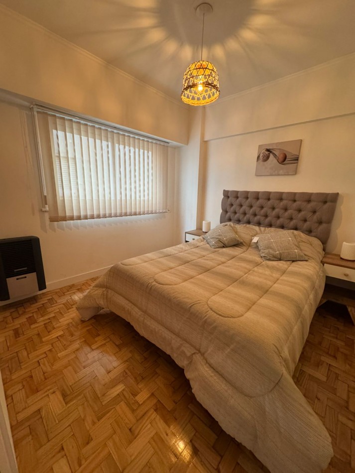 Departamento tres ambientes a la calle con balcon saliente. Reciclado y amoblado. Zona Macrocentro