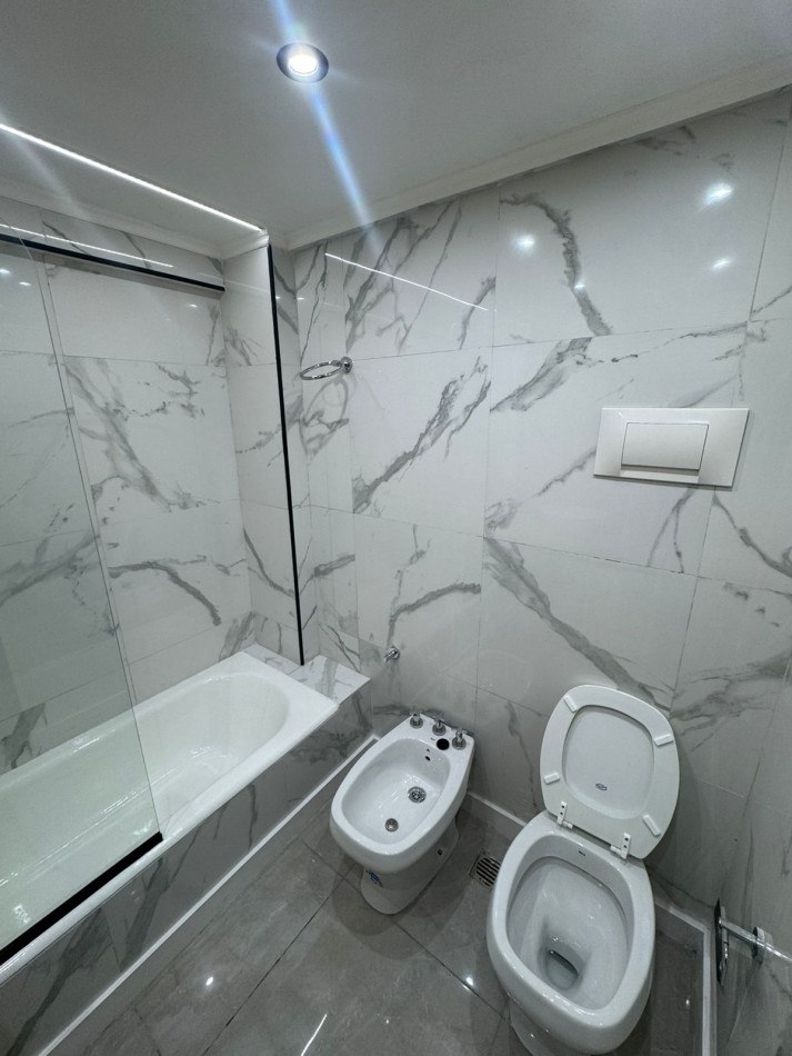 Departamento tres ambientes a la calle con balcon saliente. Reciclado y amoblado. Zona Macrocentro