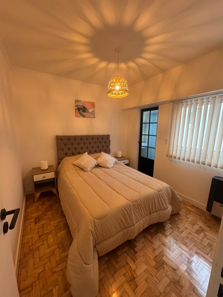 Departamento tres ambientes a la calle con balcon saliente. Reciclado y amoblado. Zona Macrocentro