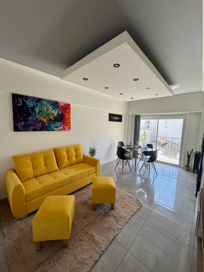 Departamento tres ambientes a la calle con balcon saliente. Reciclado y amoblado. Zona Macrocentro