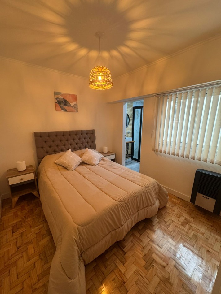 Departamento tres ambientes a la calle con balcon saliente. Reciclado y amoblado. Zona Macrocentro