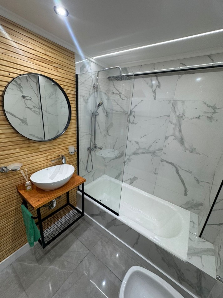 Departamento tres ambientes a la calle con balcon saliente. Reciclado y amoblado. Zona Macrocentro