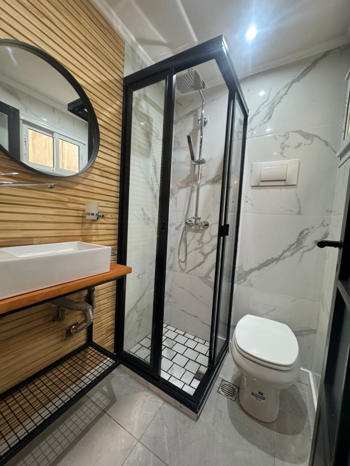 Departamento tres ambientes a la calle con balcon saliente. Reciclado y amoblado. Zona Macrocentro