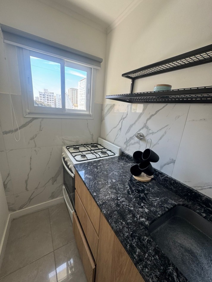 Departamento tres ambientes a la calle con balcon saliente. Reciclado y amoblado. Zona Macrocentro