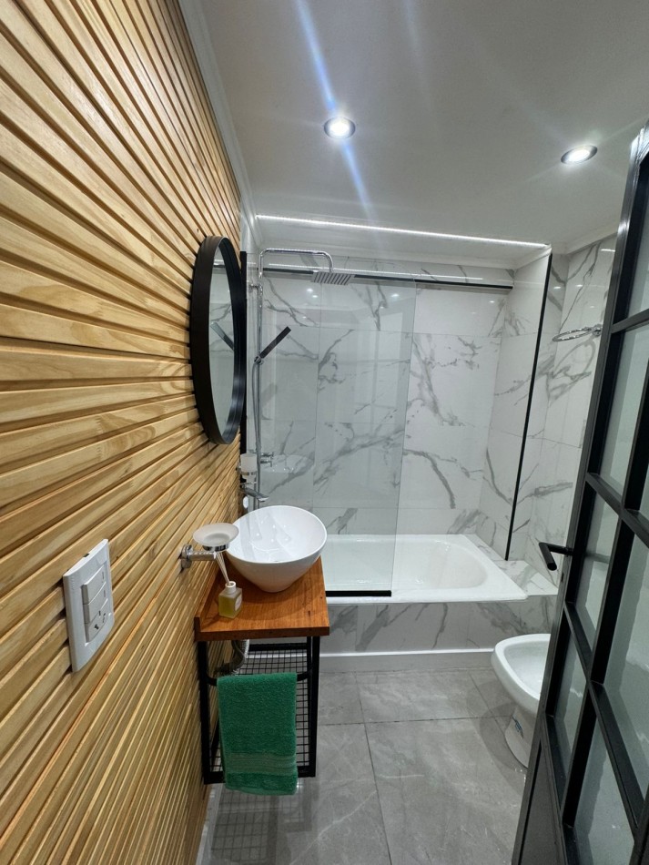 Departamento tres ambientes a la calle con balcon saliente. Reciclado y amoblado. Zona Macrocentro