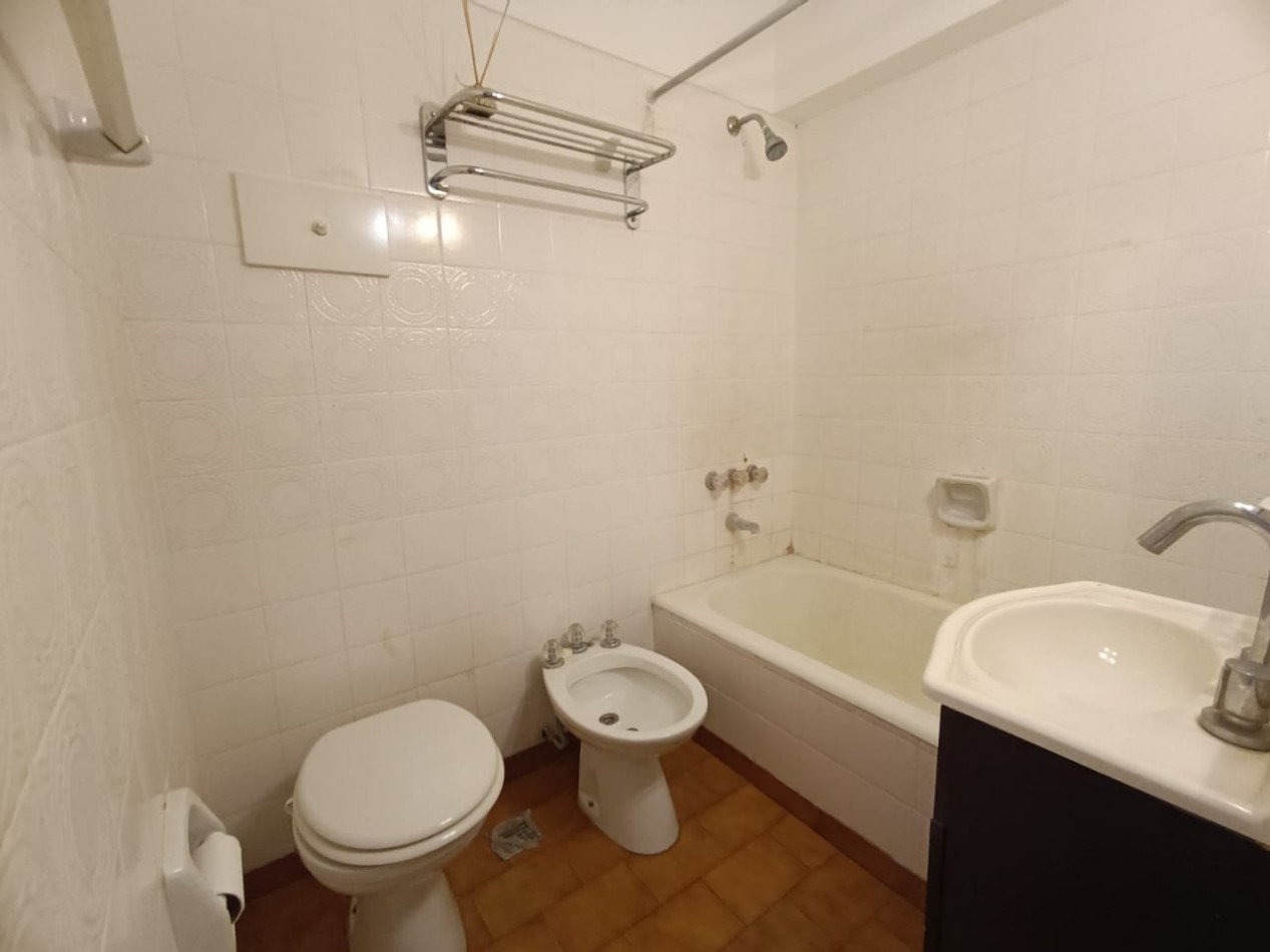 ALQUILER 24 MESES!!! DEPARTAMENTO TRES AMBIENTES A LA CALLE CON BALCON SALIENTE. MUY BUEN ESTADO. MACROCENTRO