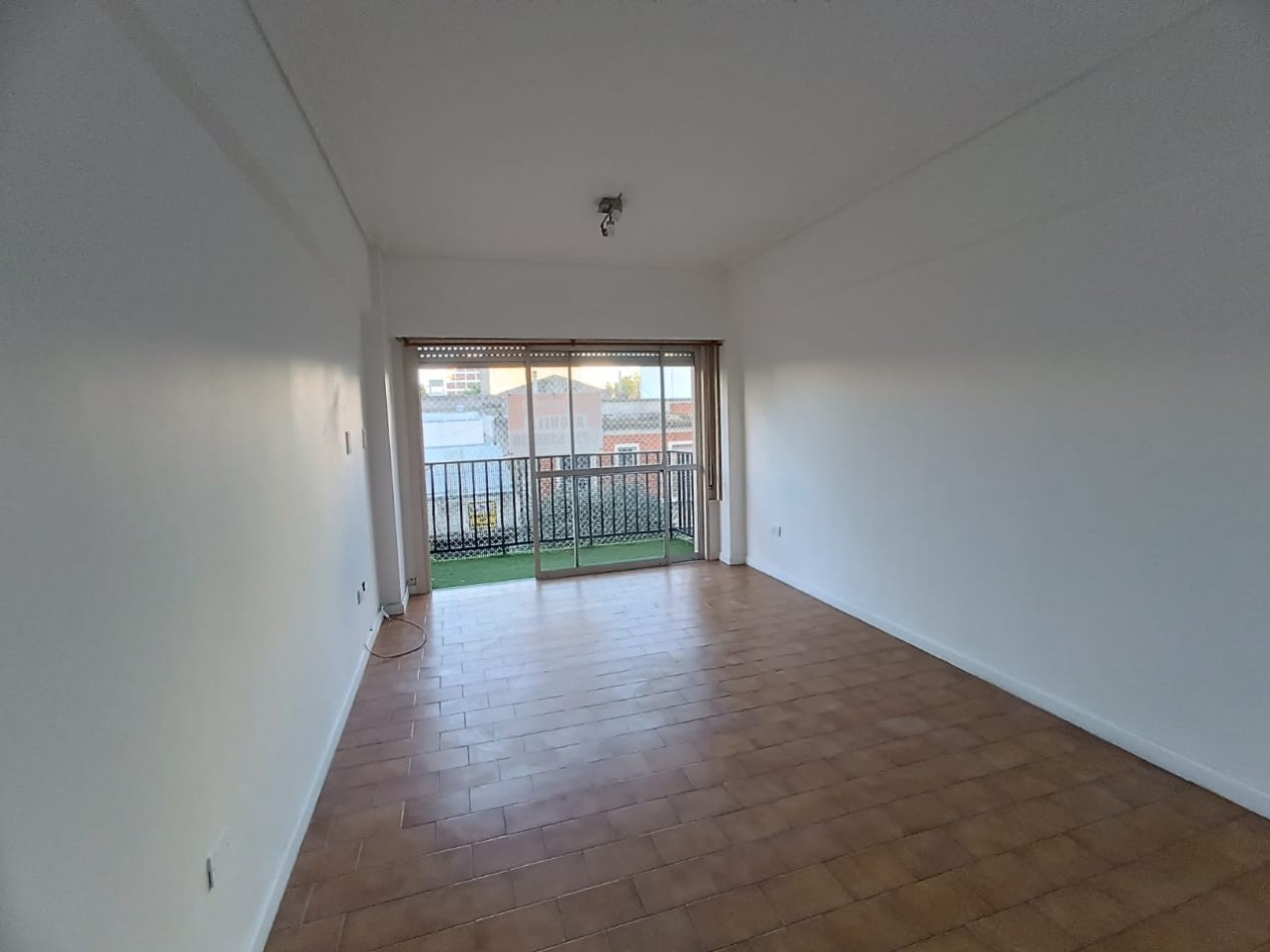 ALQUILER 24 MESES!!! DEPARTAMENTO TRES AMBIENTES A LA CALLE CON BALCON SALIENTE. MUY BUEN ESTADO. MACROCENTRO