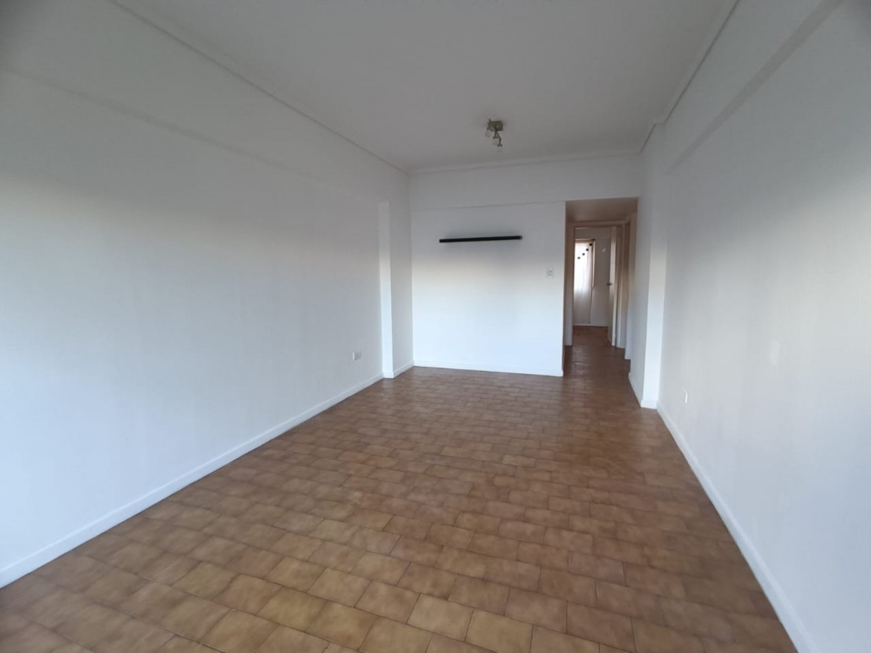 ALQUILER 24 MESES!!! DEPARTAMENTO TRES AMBIENTES A LA CALLE CON BALCON SALIENTE. MUY BUEN ESTADO. MACROCENTRO