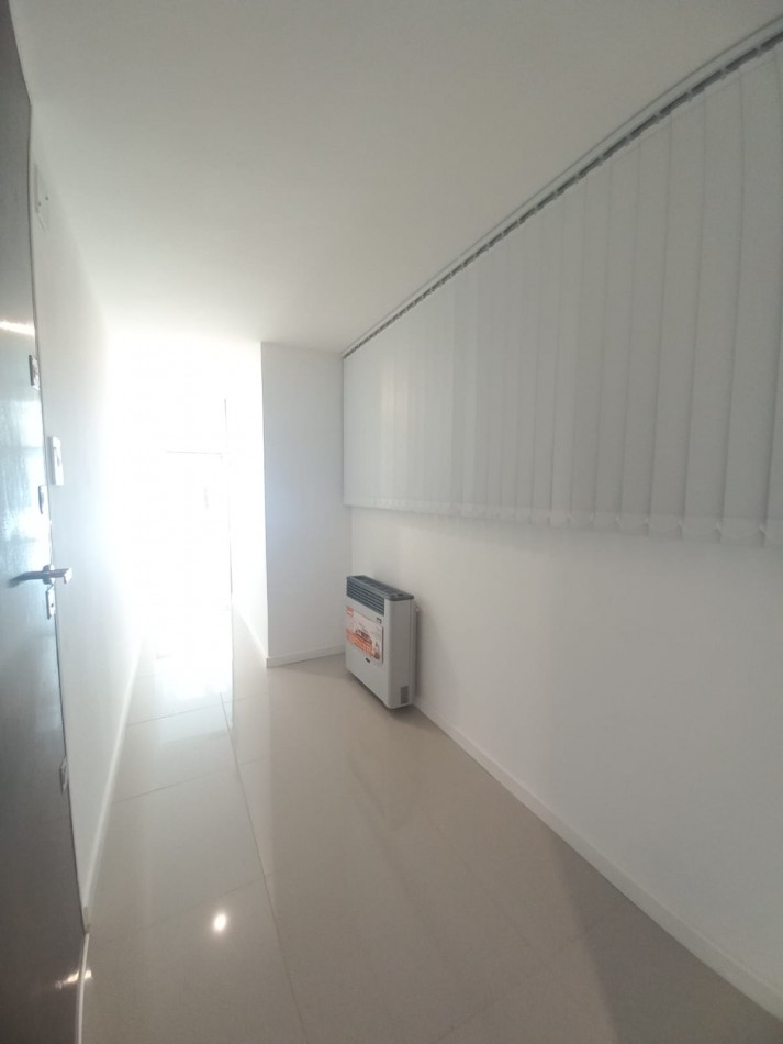 Departemento tres ambientes a la calle con balcon saliente. Reciclado.
