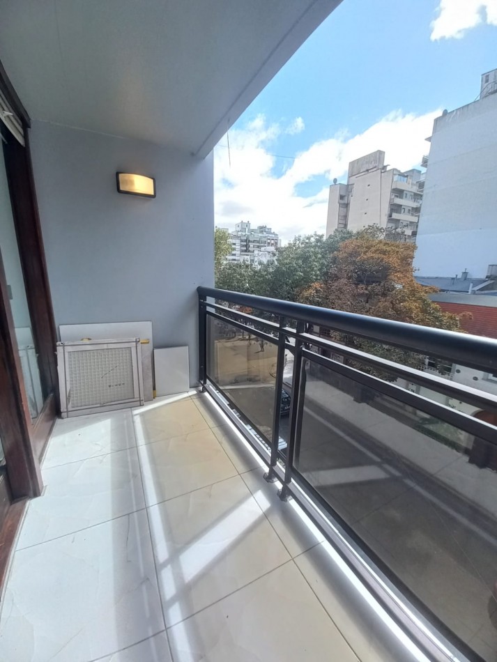 Departemento tres ambientes a la calle con balcon saliente. Reciclado.